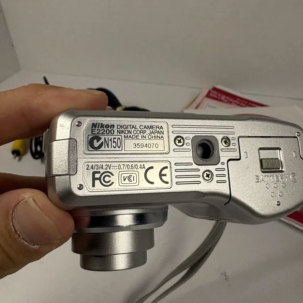 Nikon CoolPix E2200 3.2MP Compact Digital Camera Zoom Silver Works! Retro Vtg